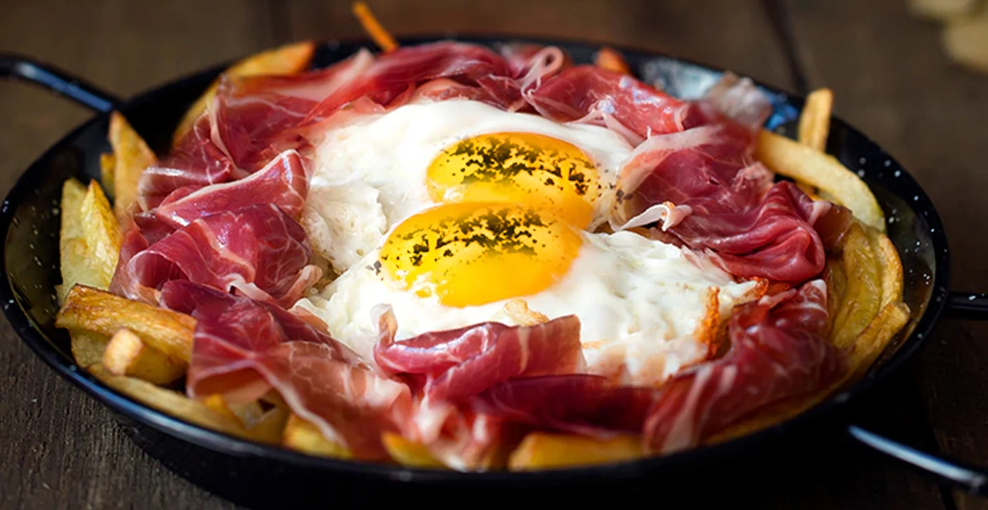 huevos-rotos-con-jamon-iberico-y-trufa